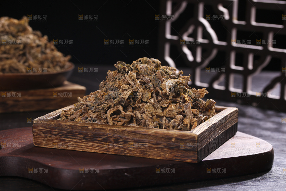 木底上堆放着梅干菜