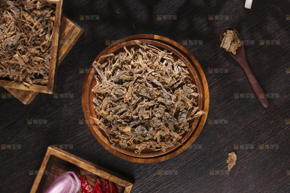 木底上堆放着梅干菜