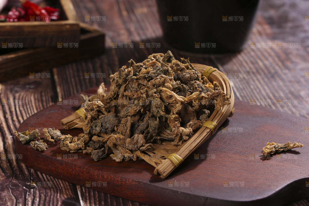 木底上堆放着梅干菜
