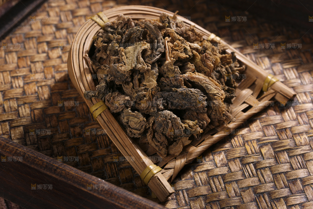 木底上堆放着梅干菜