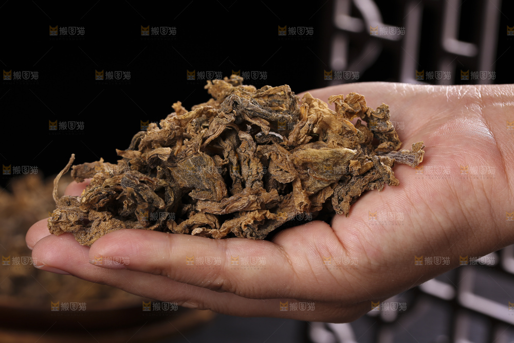 木底上堆放着梅干菜
