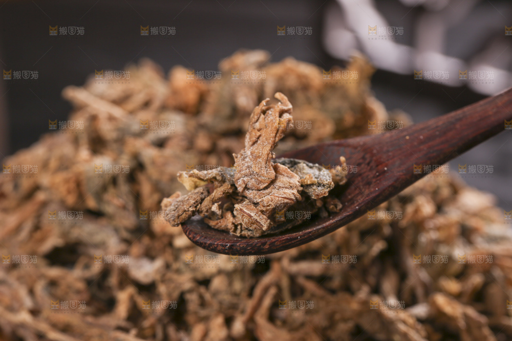 木底上堆放着梅干菜