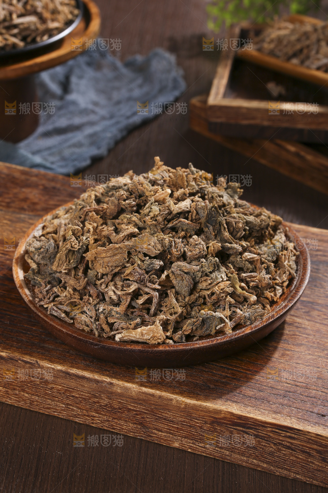 木底上堆放着梅干菜