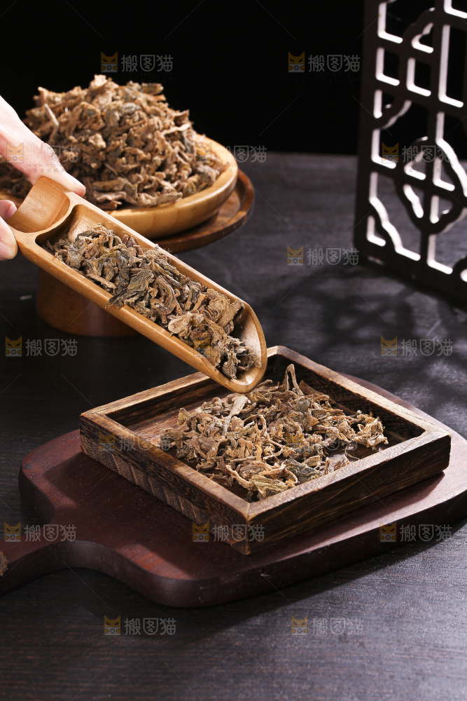 木底上堆放着梅干菜