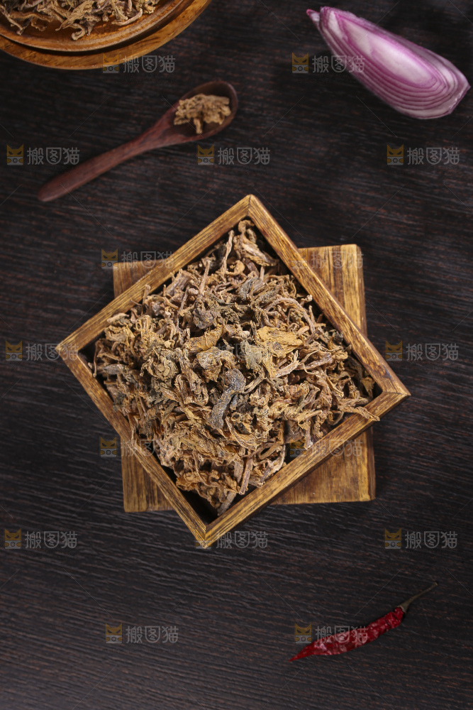 木底上堆放着梅干菜