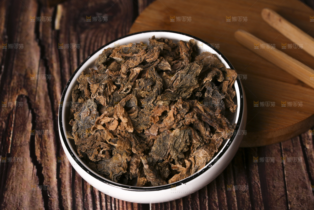 木底上堆放着梅干菜