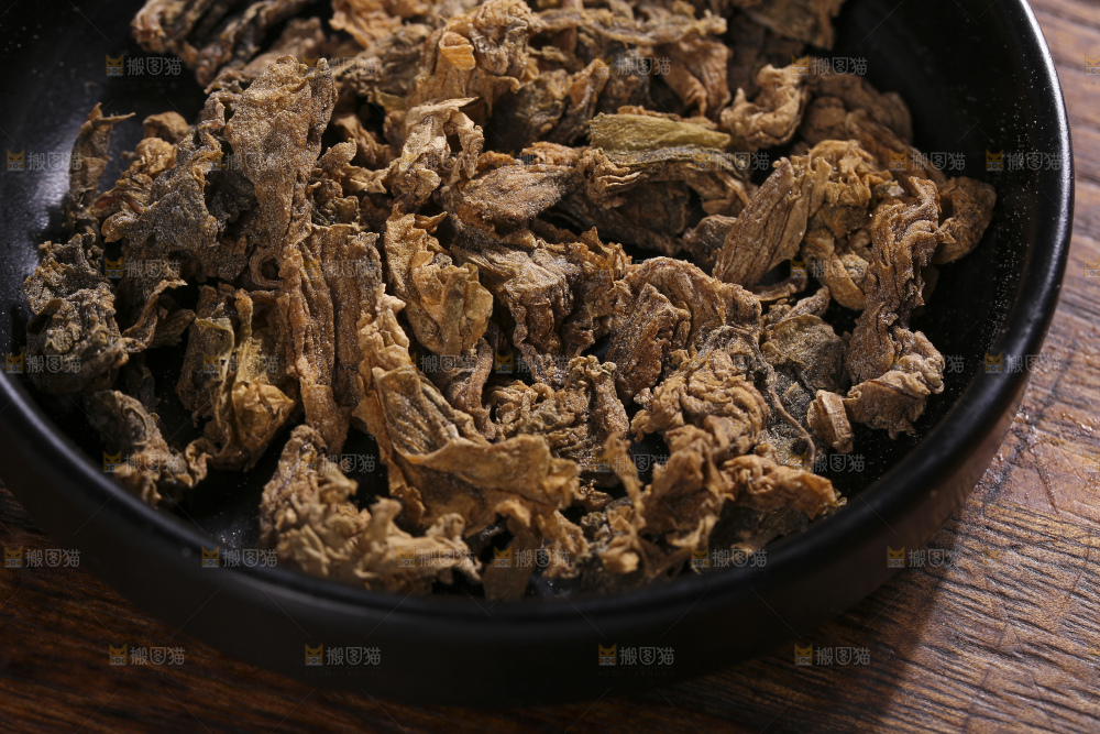 木底上堆放着梅干菜