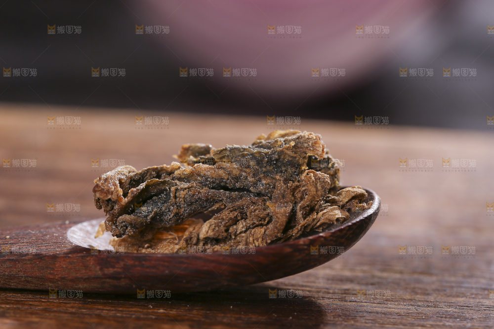 木底上堆放着梅干菜