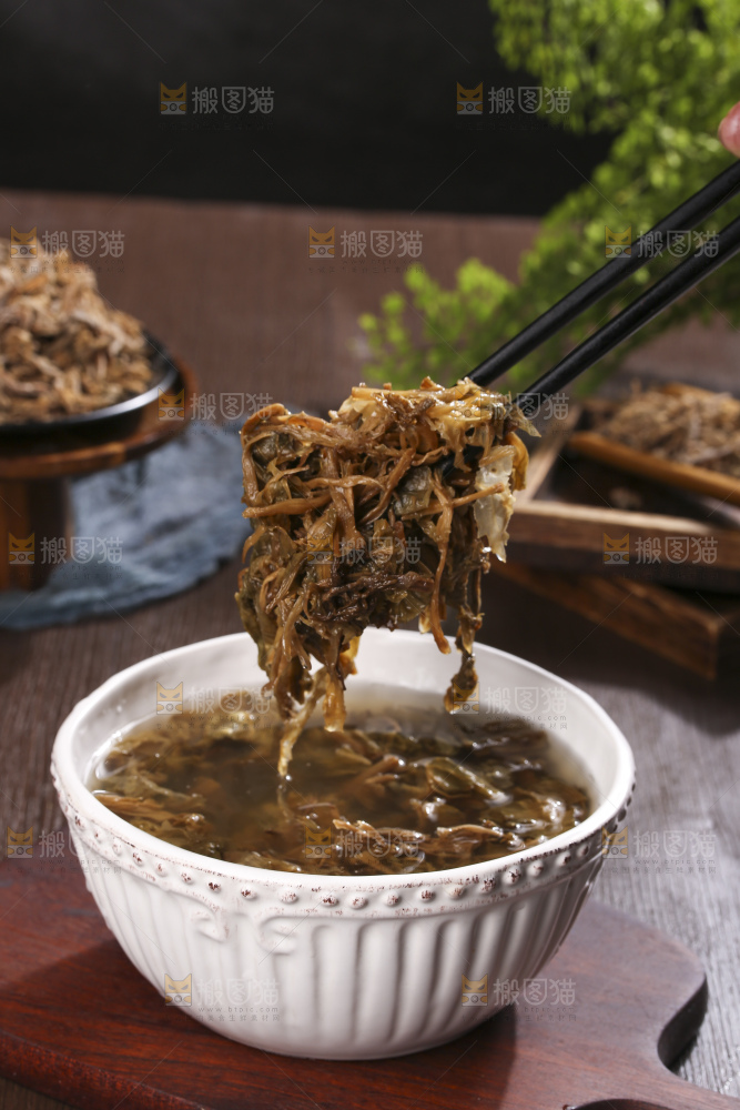 木底上堆放着梅干菜