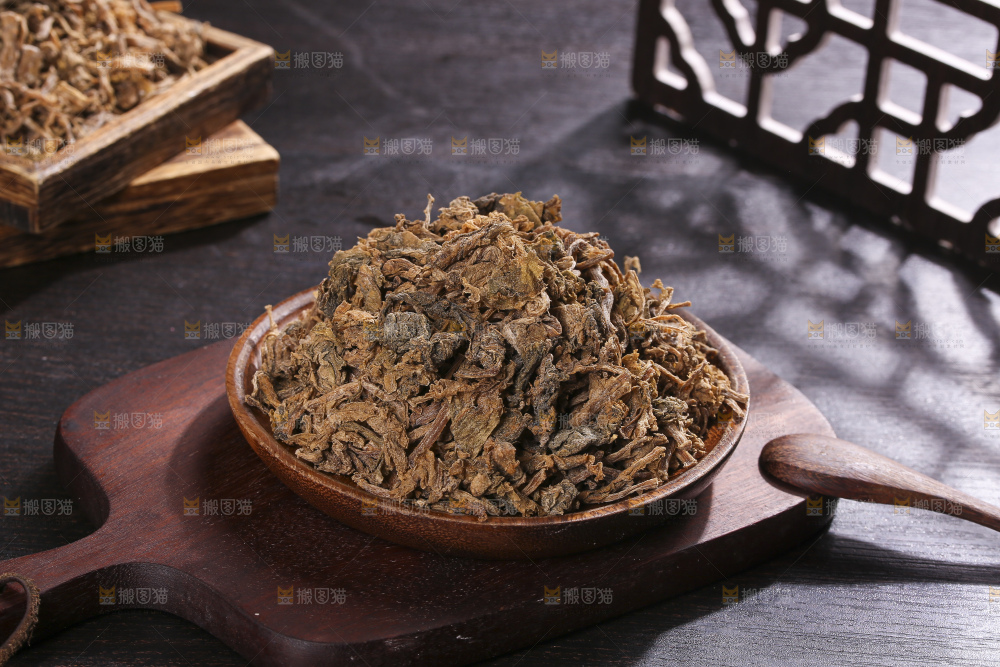 木底上堆放着梅干菜