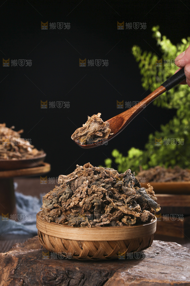 木底上堆放着梅干菜