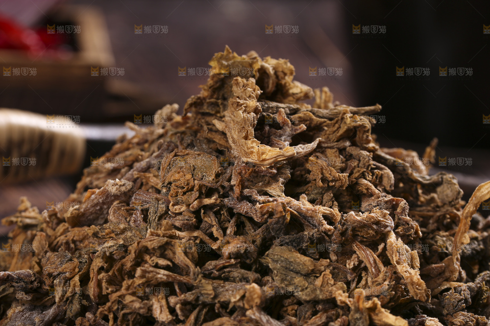 木底上堆放着梅干菜