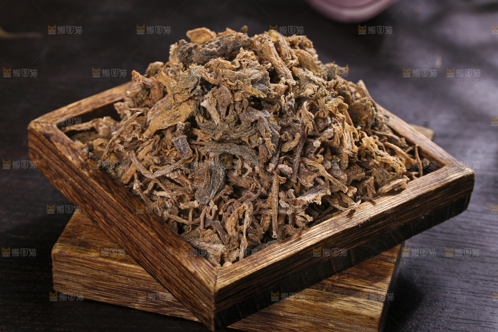 木底上堆放着梅干菜
