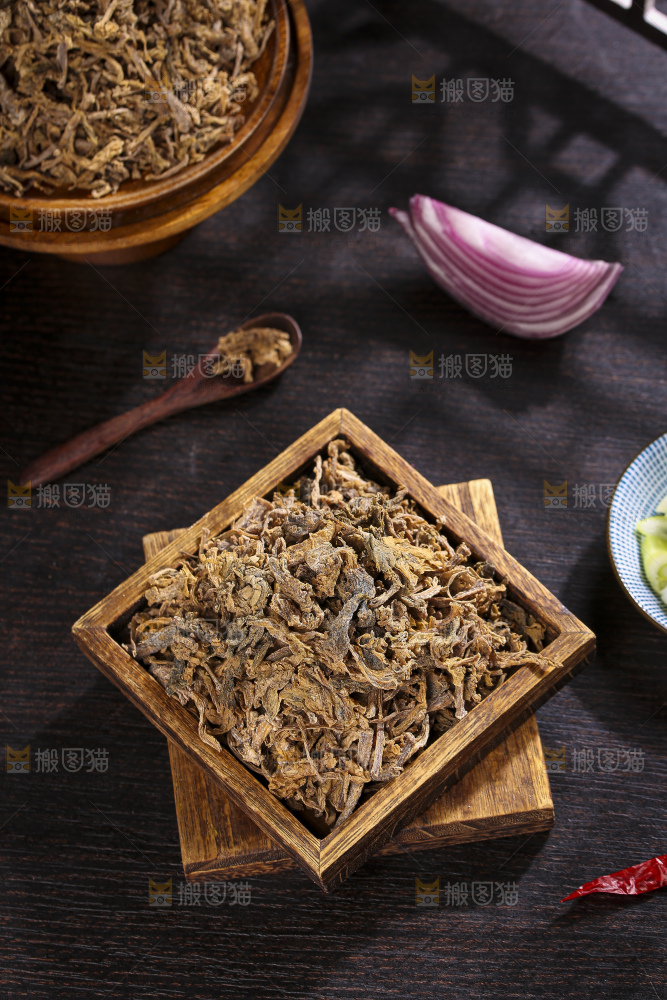 木底上堆放着梅干菜