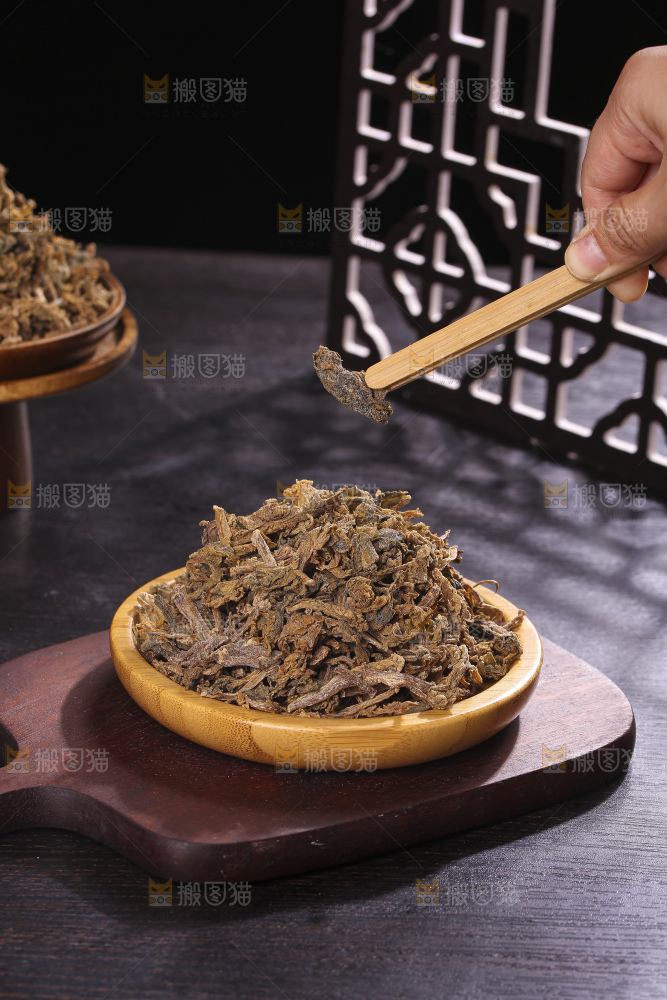 木底上堆放着梅干菜
