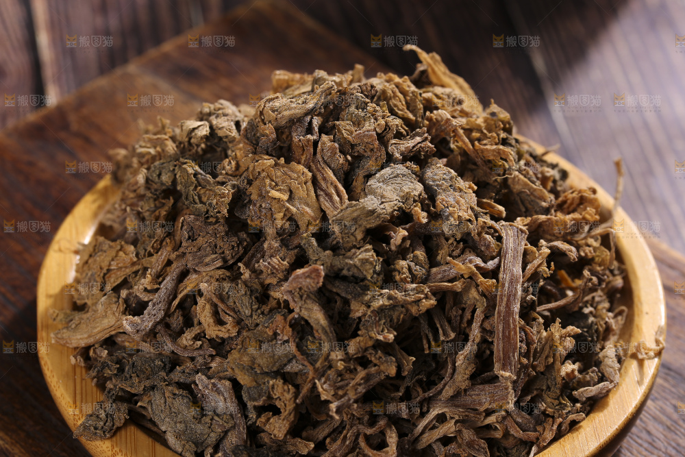 木底上堆放着梅干菜