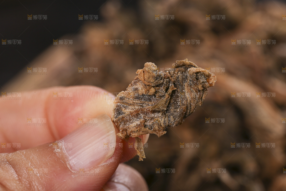 木底上堆放着梅干菜