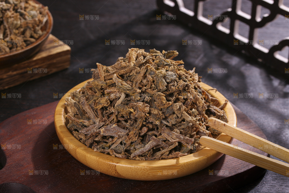 木底上堆放着梅干菜