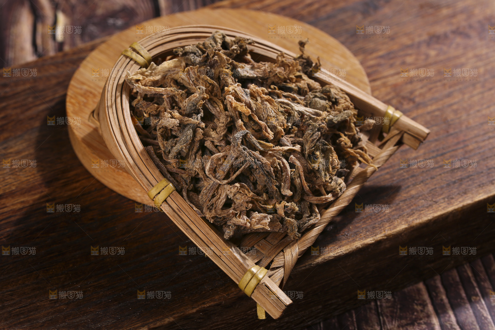 木底上堆放着梅干菜