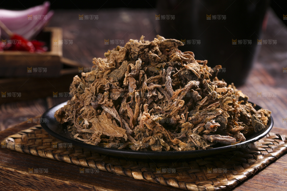 木底上堆放着梅干菜