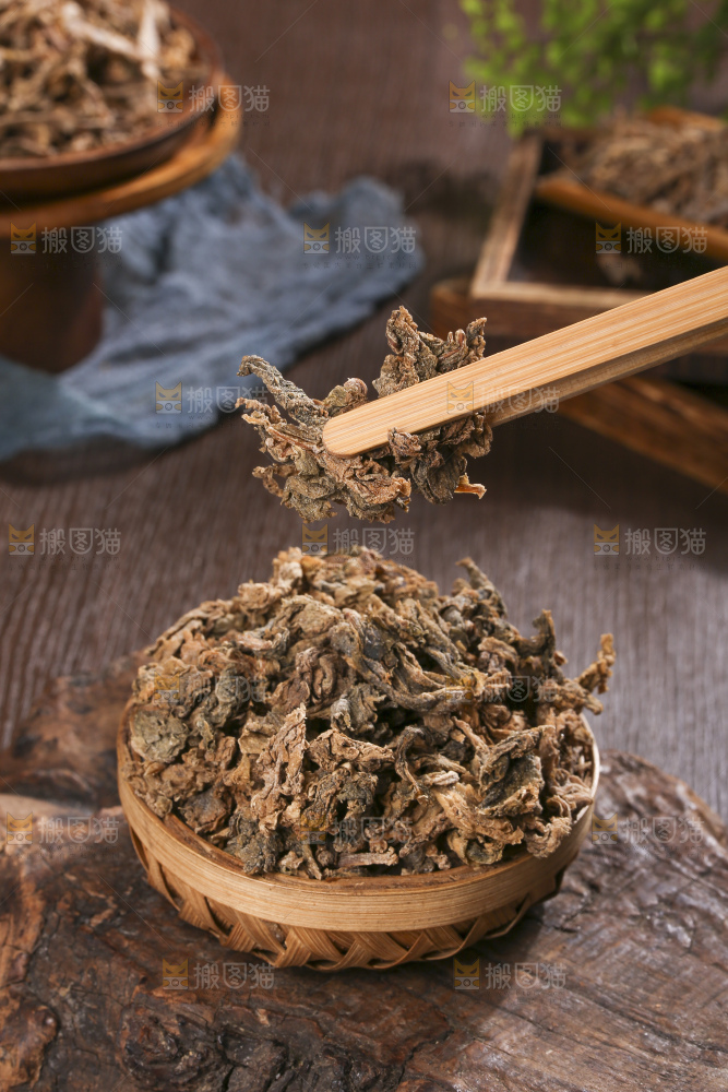 木底上堆放着梅干菜