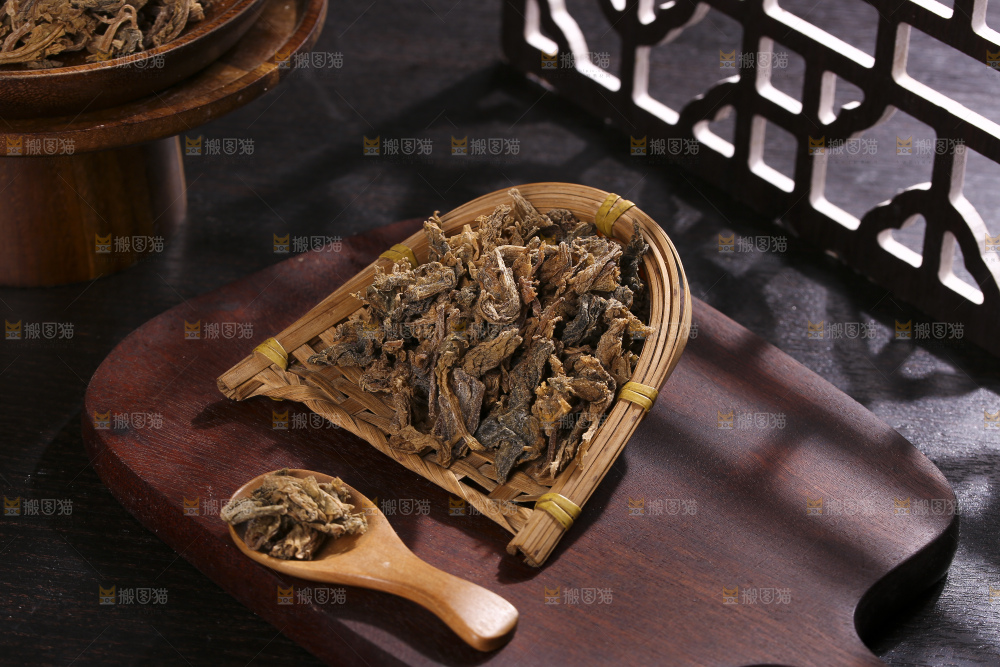 木底上堆放着梅干菜