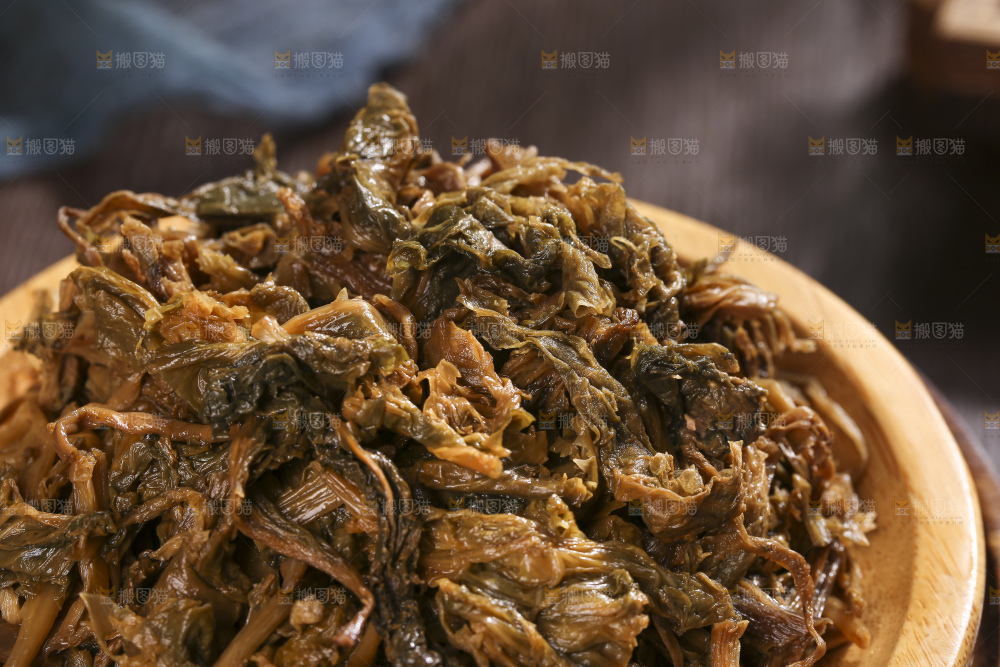木底上堆放着梅干菜
