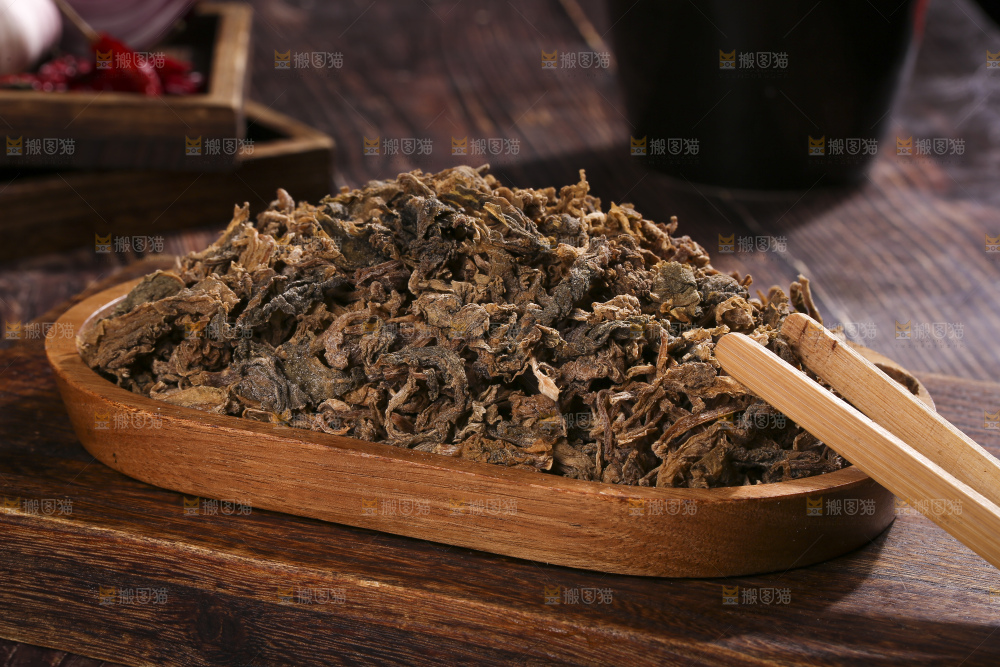 木底上堆放着梅干菜