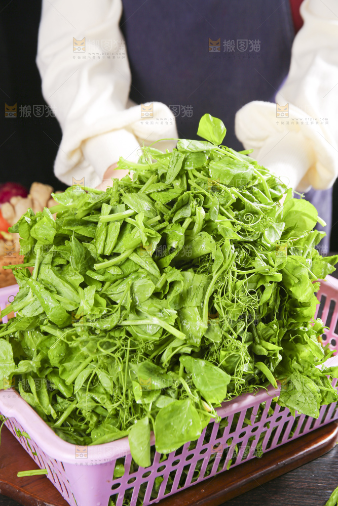 深底上的豌豆尖