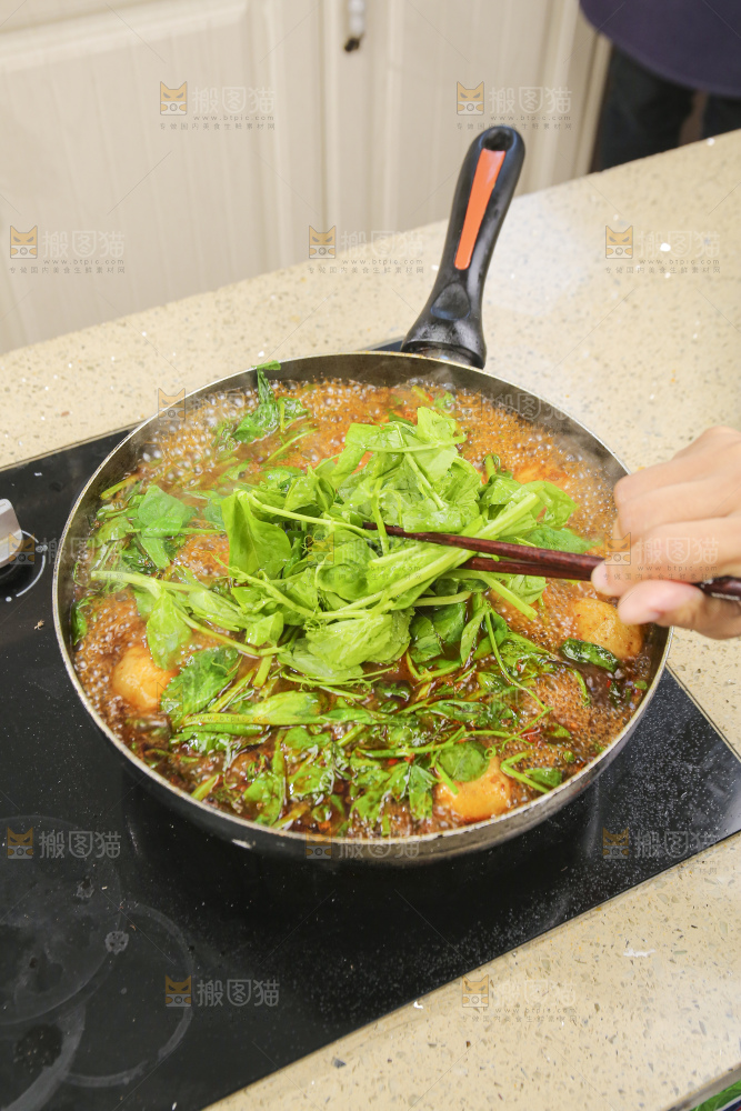 锅里的煮豌豆尖