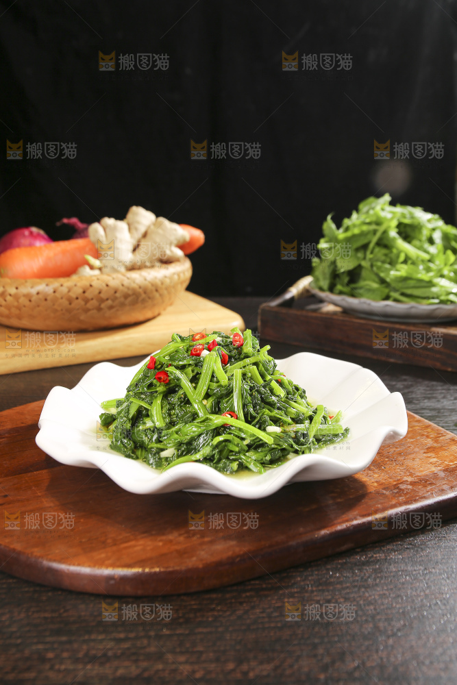 深底上的炒豌豆苗