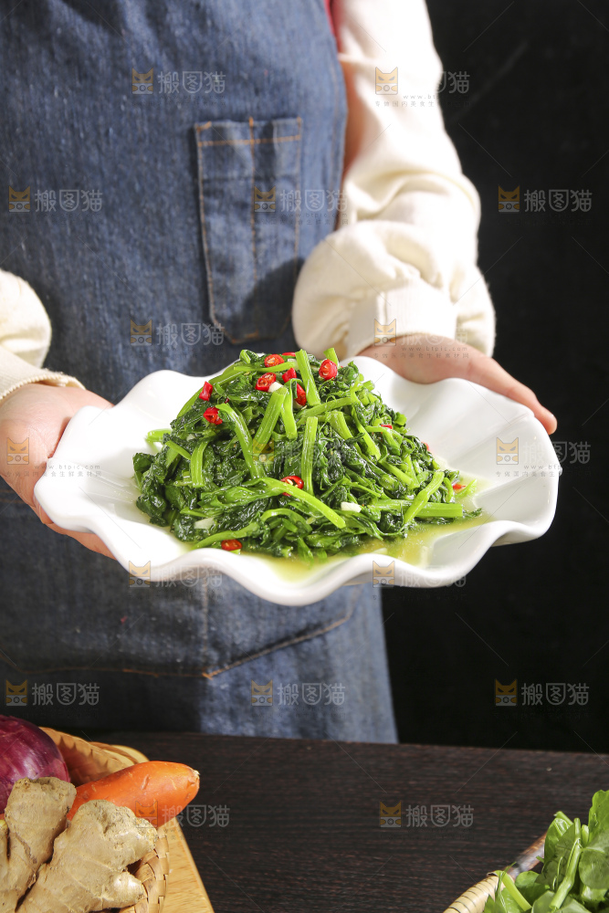 深底上的炒豌豆苗