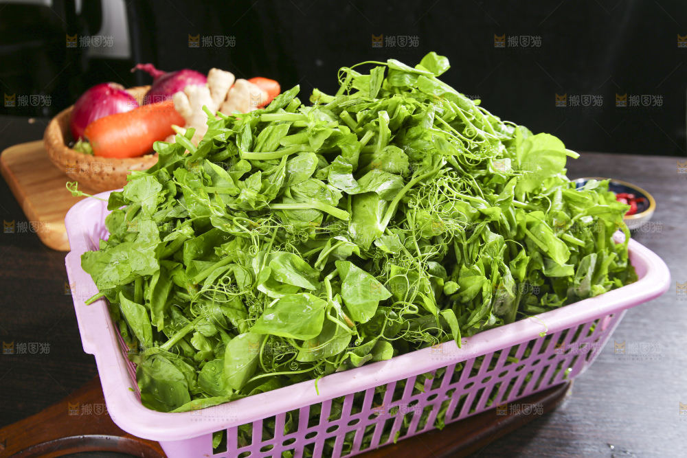 深底上的豌豆尖