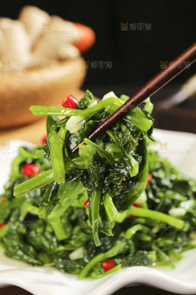 深底上的炒豌豆苗
