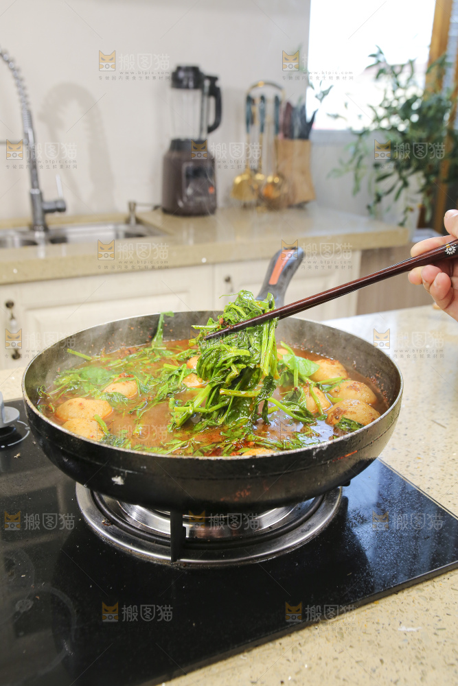 锅里的煮豌豆尖