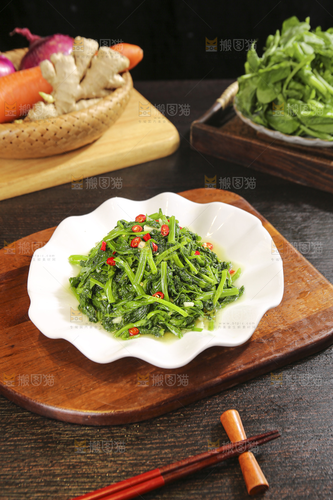 深底上的炒豌豆苗