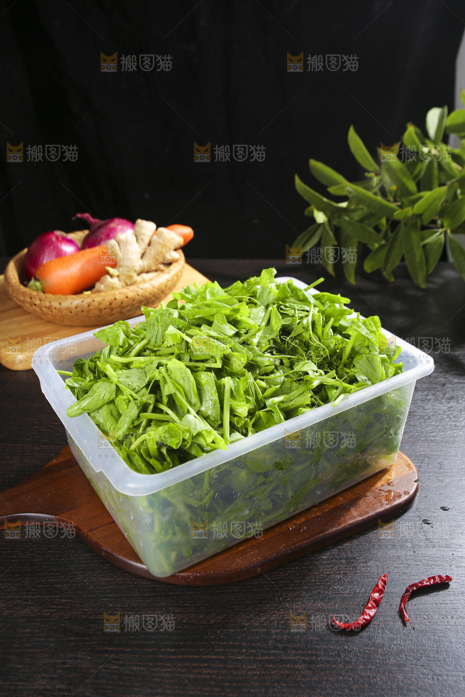 深底上的豌豆尖