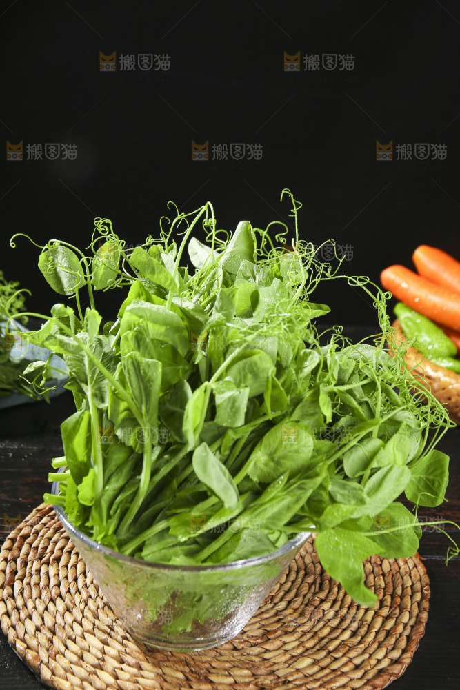 深底上的豌豆苗