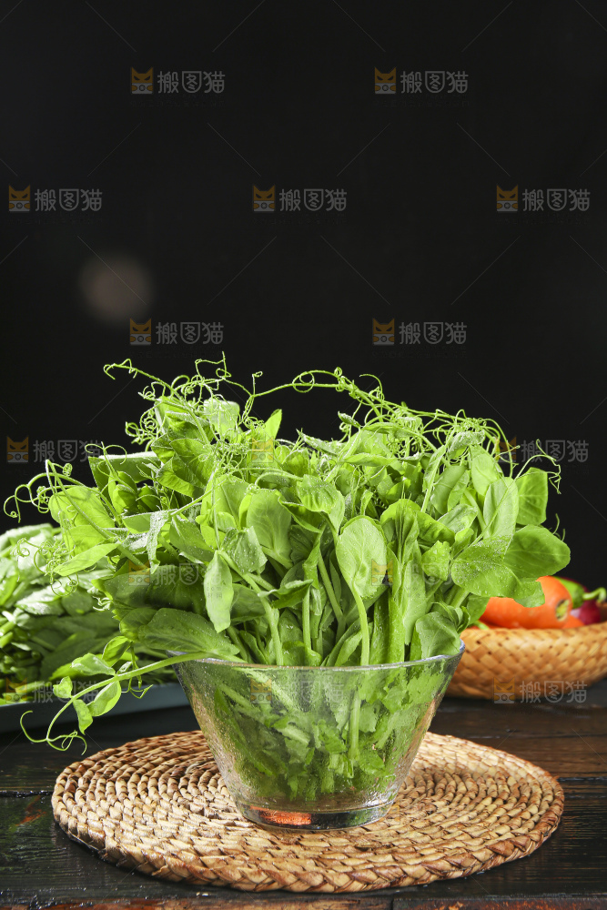 深底上的豌豆苗