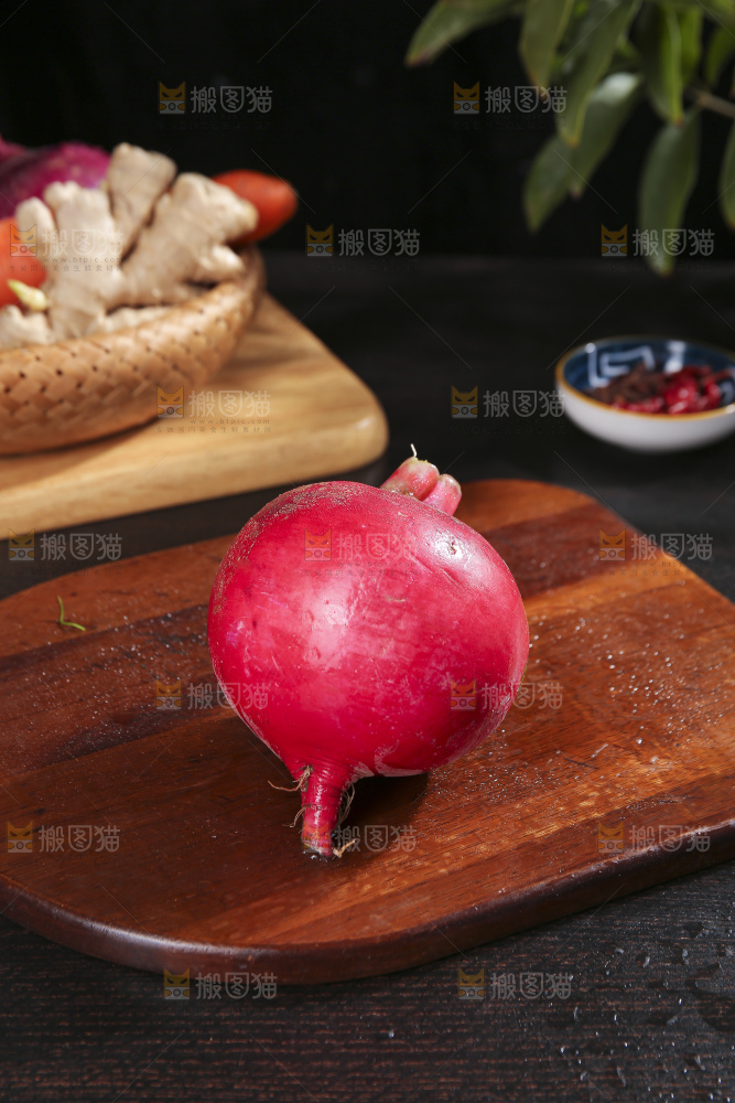 深底上的红萝卜