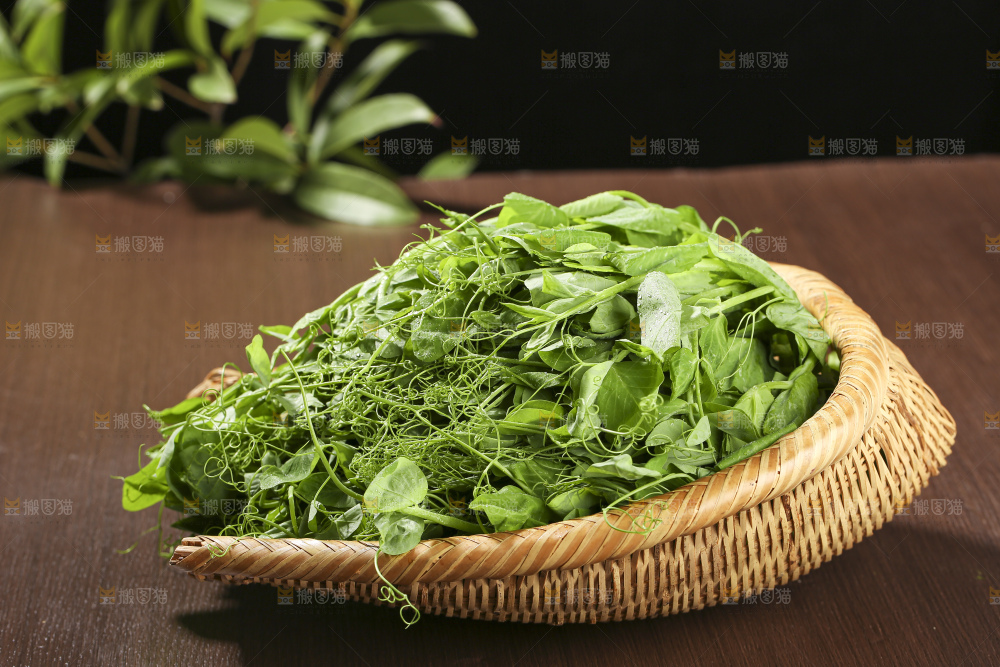 木底上的豌豆尖