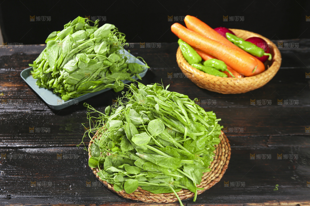 深底上的豌豆苗
