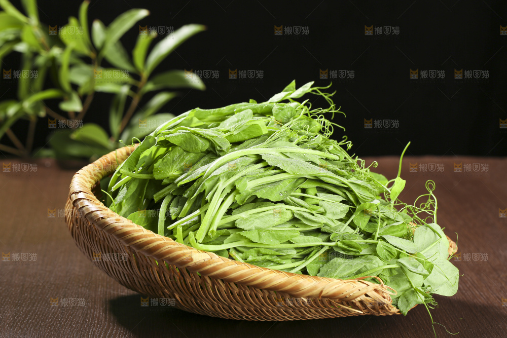 木底上的豌豆尖