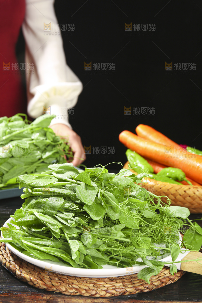 深底上的豌豆苗