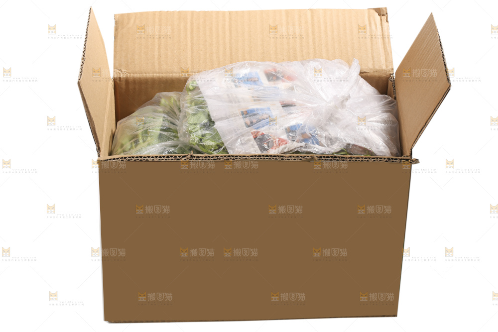 白底上的新鲜豌豆尖
