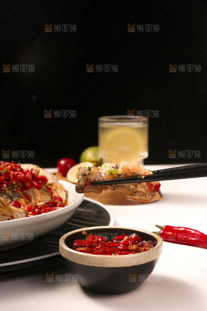 深底上的剁椒鱼头