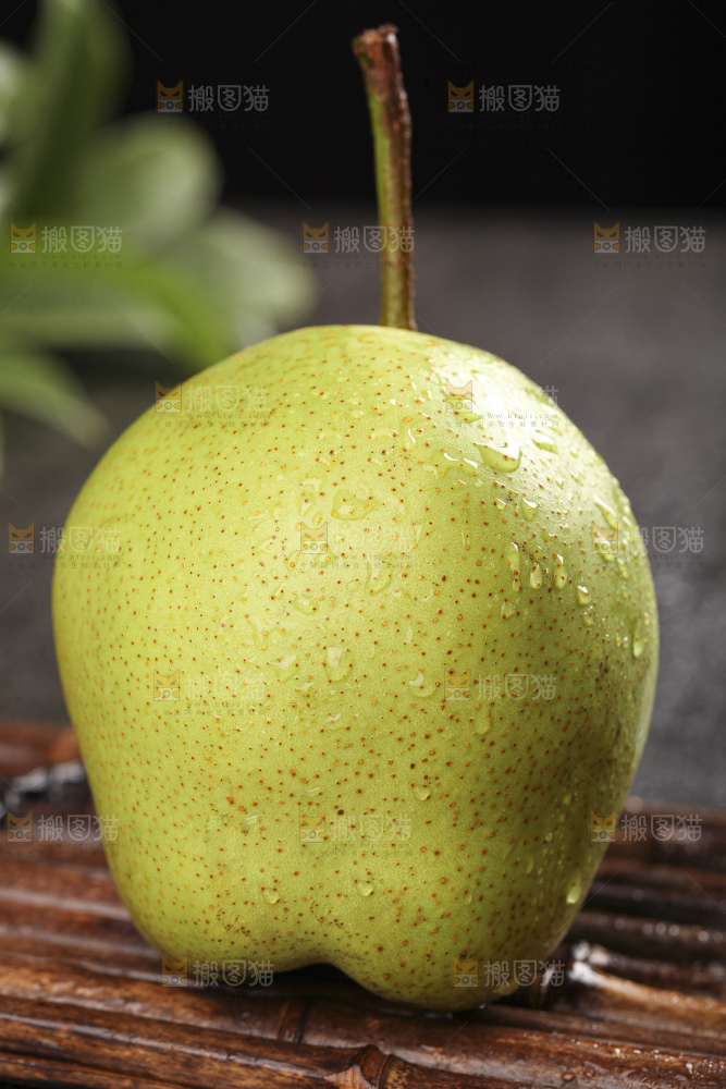 深底上放着的新鲜早酥梨