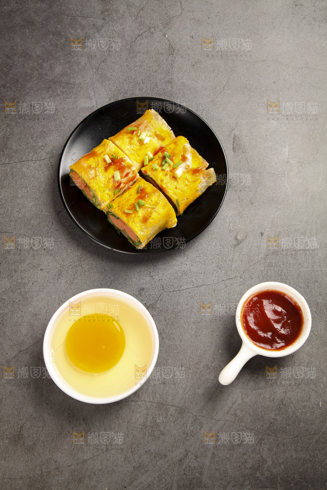 深底上的烤冷面卷