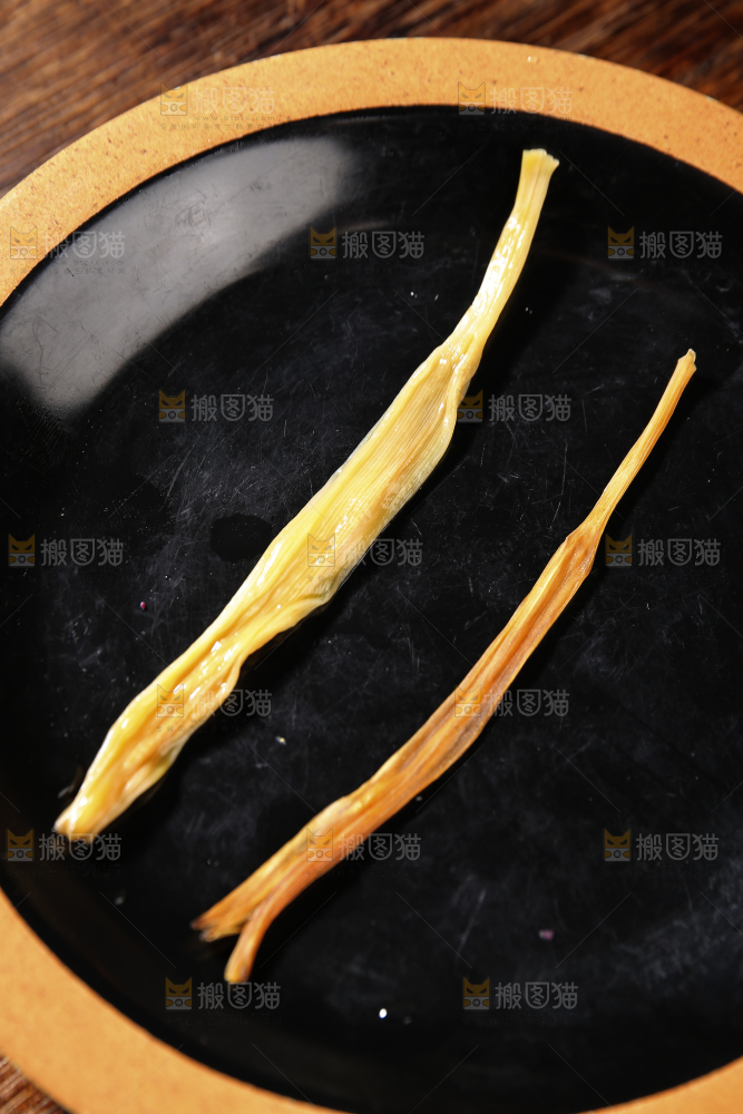 木底上的黄花菜