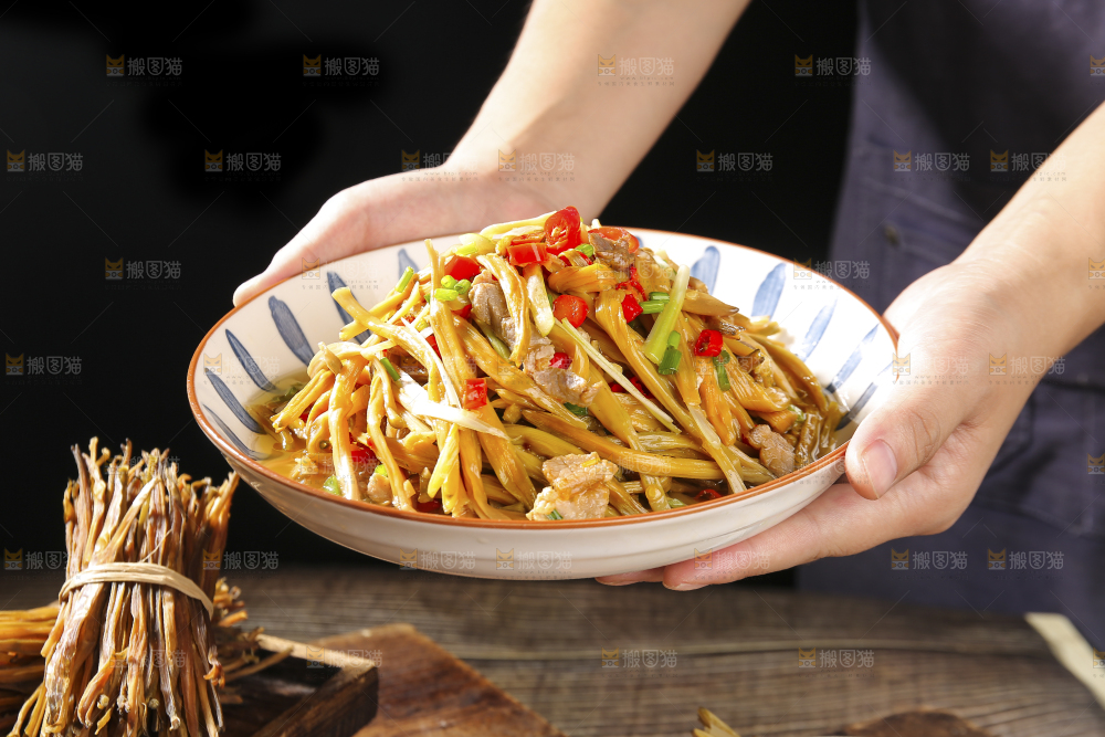 木底上的黄花菜炒肉